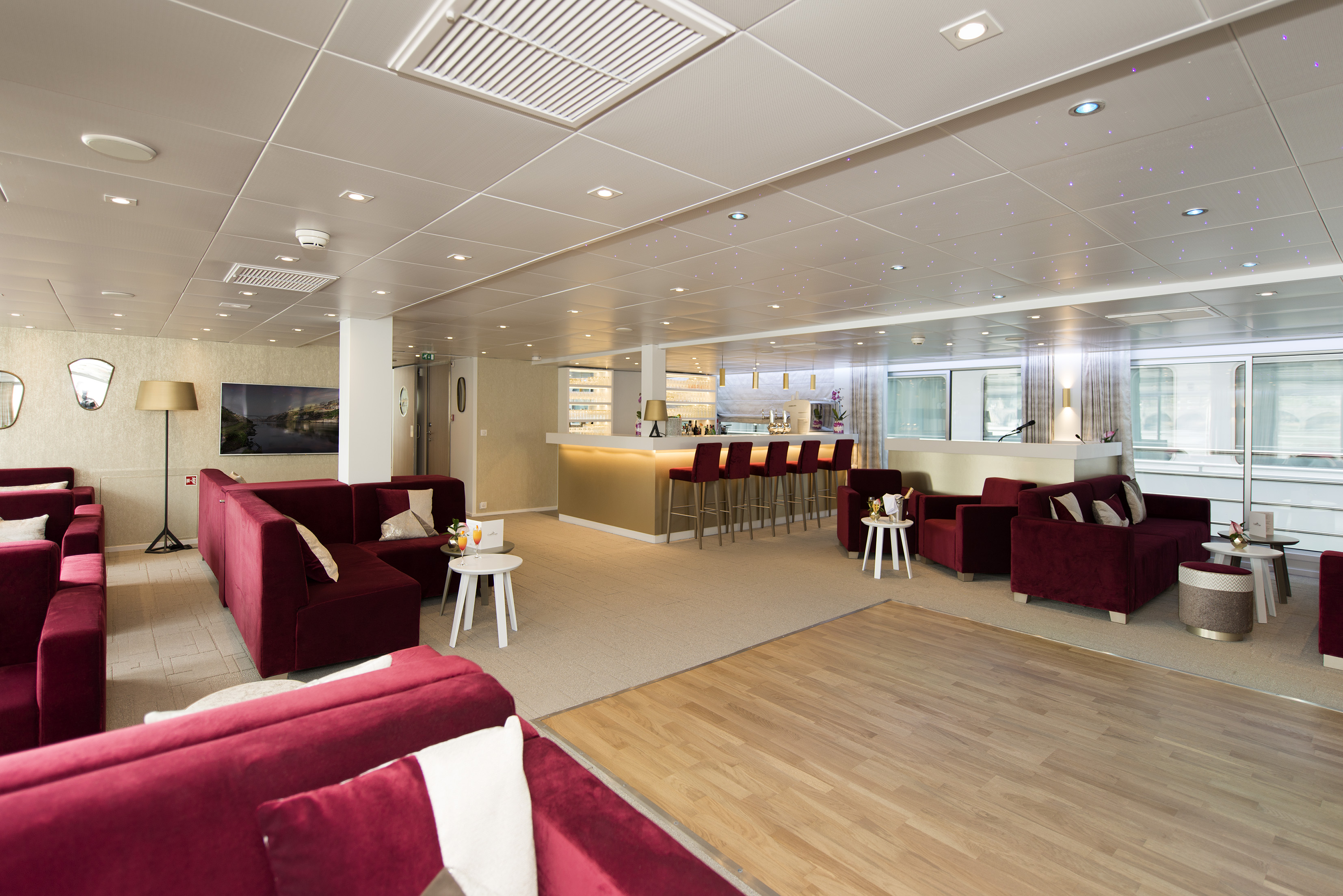 CroisiEurope MS Miguel Torga Bar Lounge 6.jpg
